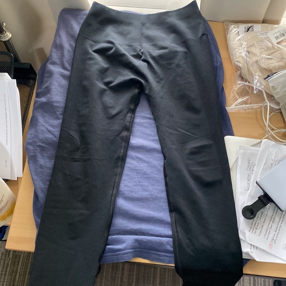 Alphalete Black scrunch butt leggings - Picture 2 of 4